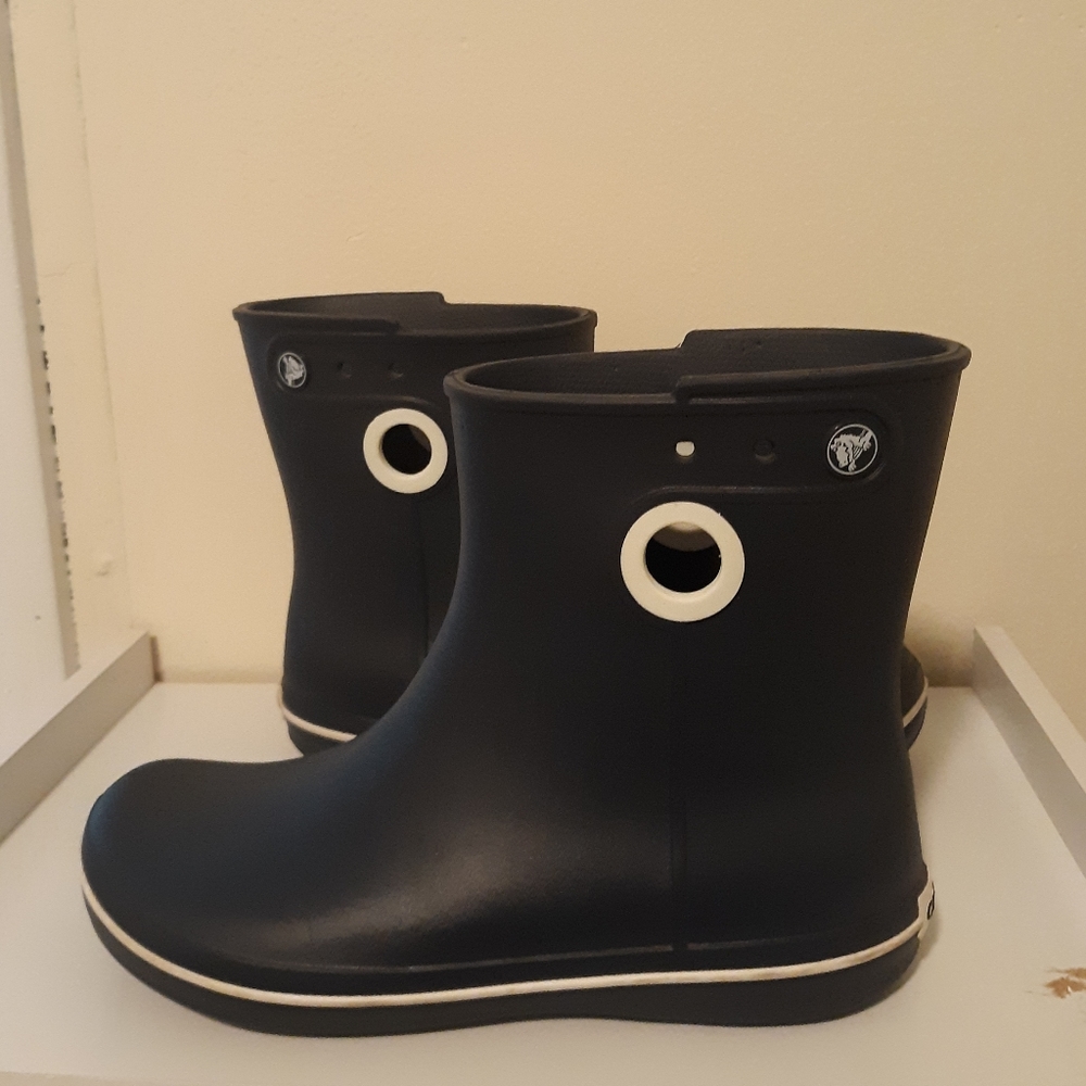 Crocs Women's jaunt shorty rain boot size 8.